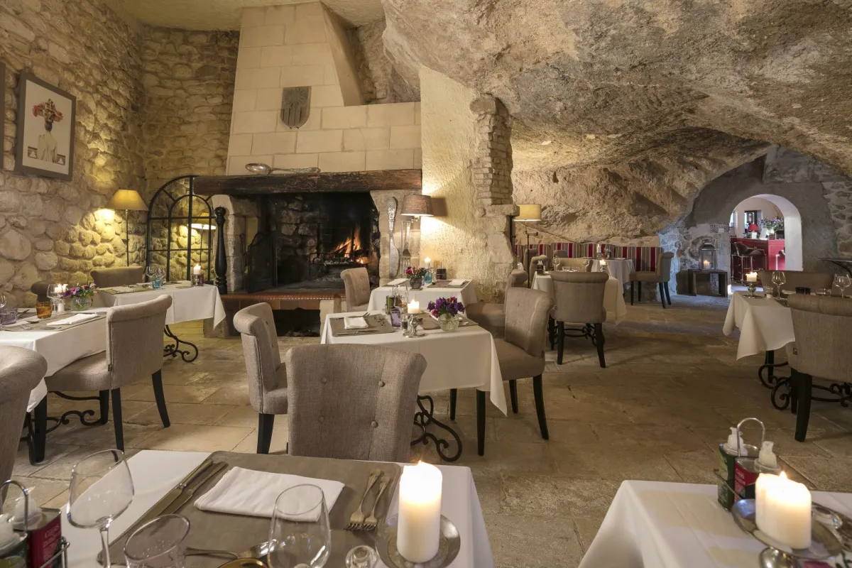 Repas dans une grotte aménagée
