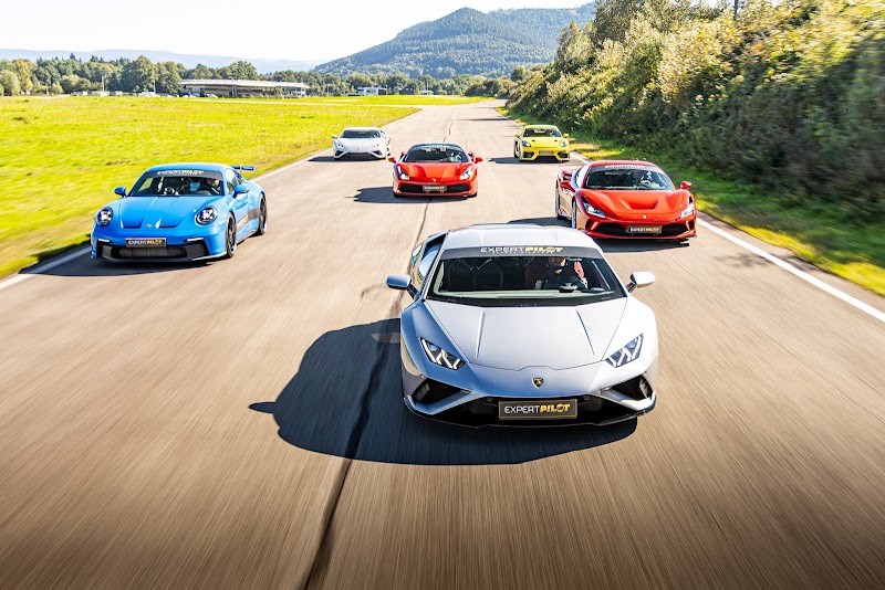 Balade en voiture de sport sur route