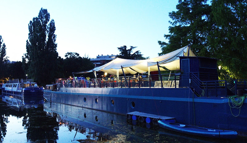 Dîner à bord d'un bateau-mouche