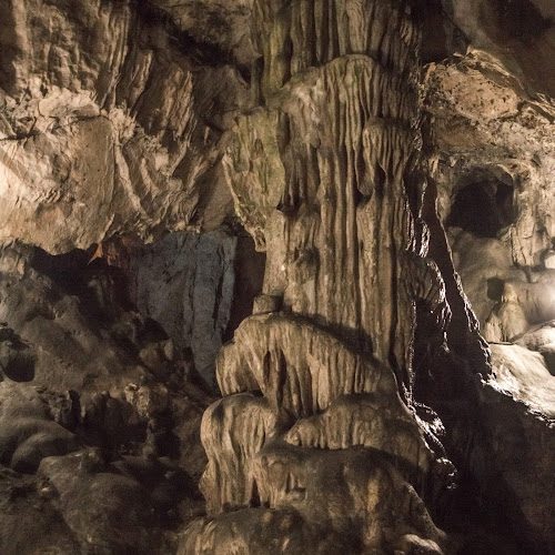 Grotte de Nichet - neuf salles guidées et 53 m de profondeur dans les Ardennes — Fromelennes