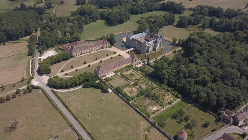 Château de Sully en Bourgogne — Sully