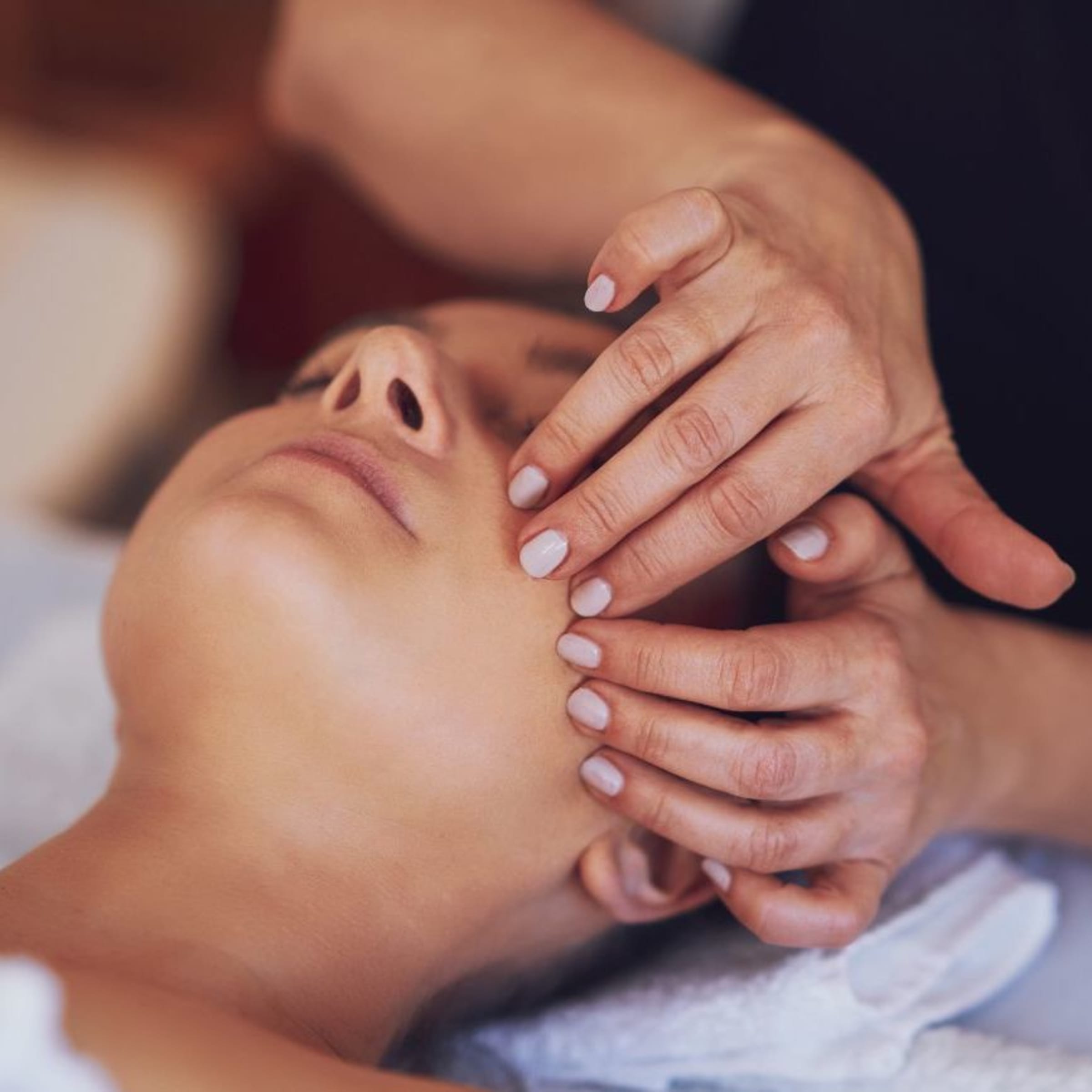 Massage liftant visage, cou & nuque à Montpellier