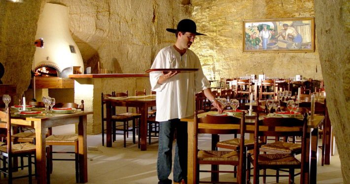Les Cathédrales de la Saulaie — Repas dans une grotte aménagée — Doué-en-Anjou