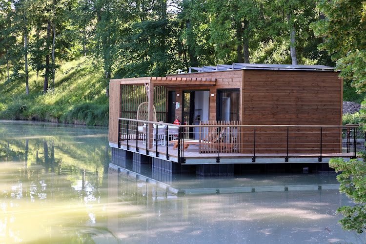 Domaine de Neuville - deux écolodges flottants panoramiques