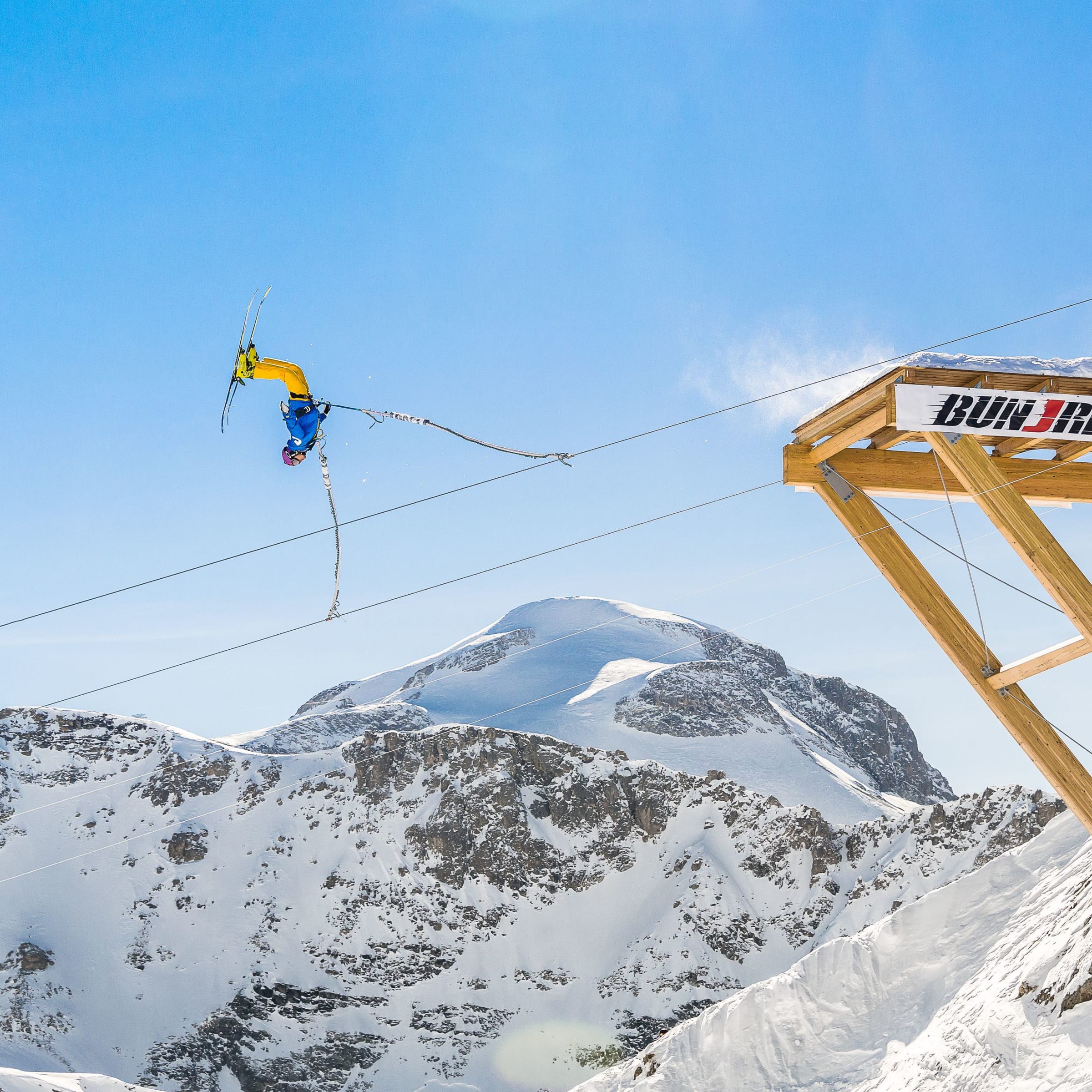 Saut à l'élastique sur tremplin à Tignes