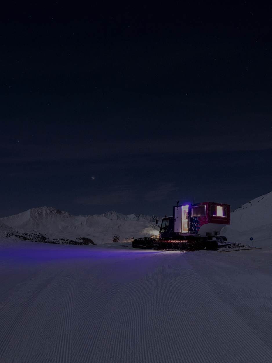 Over The Moon - Nuit dans une dameuse face au Mont-Blanc
