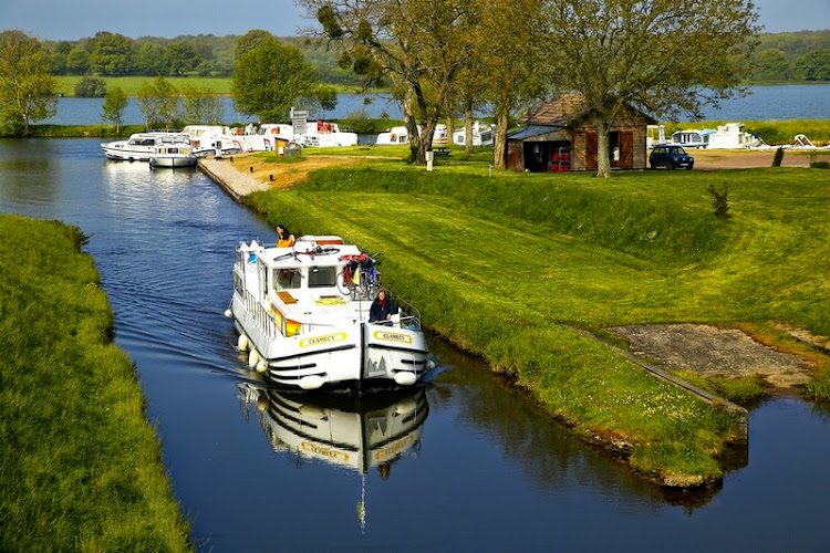 Riverly Dompierre-sur-Besbre (Locaboat) - Location bateau sans permis — Location de bateaux sans permis — Dompierre-sur-Besbre