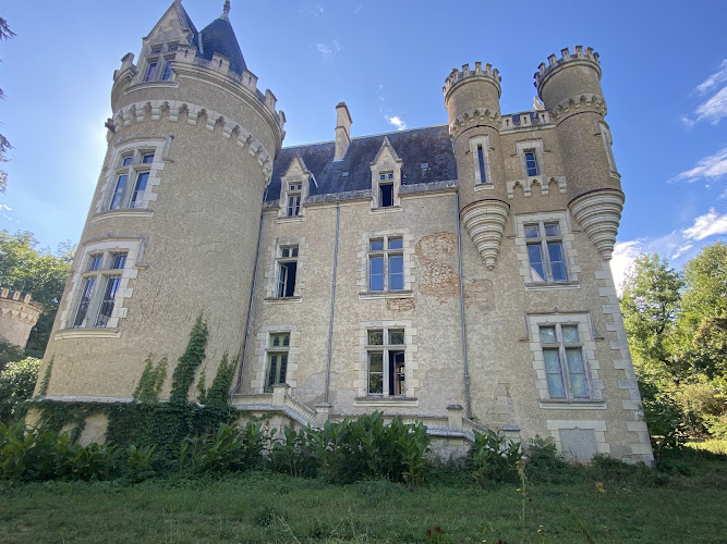 Château de Fougeret - Nuit immersive dans un château réputé hanté — Queaux