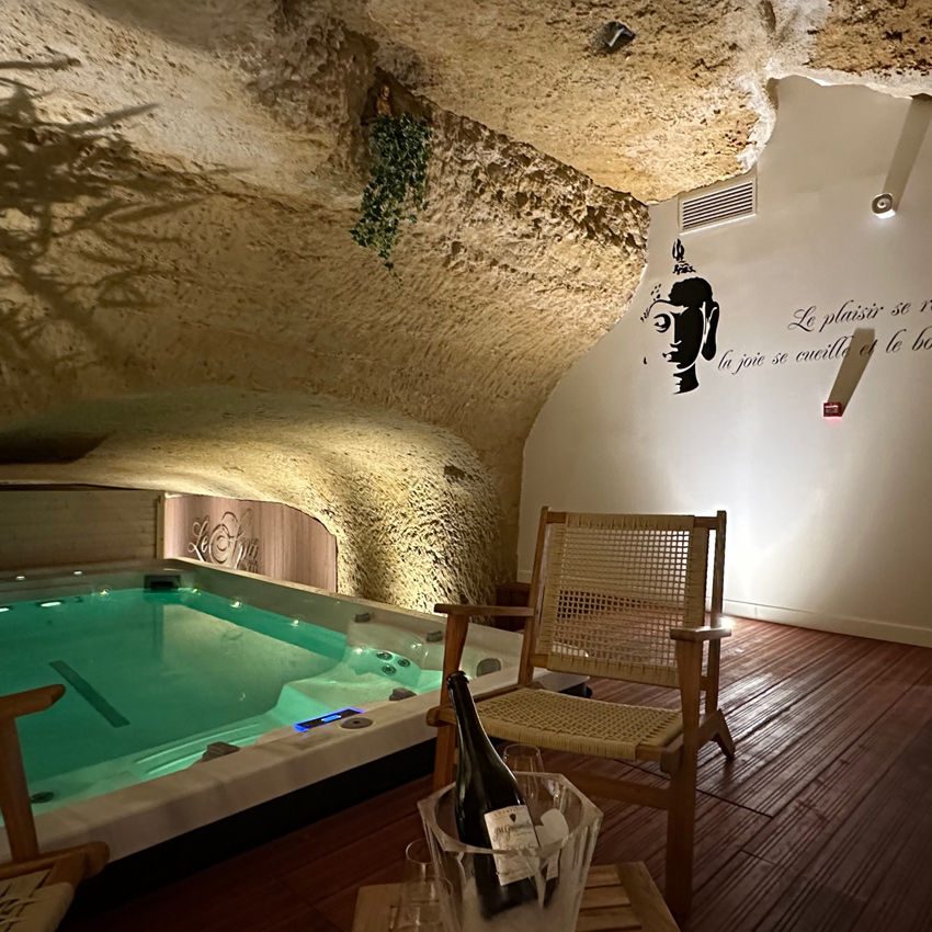 Suite Spa troglodyte du XII de Luynes - bassin de nage & sauna
