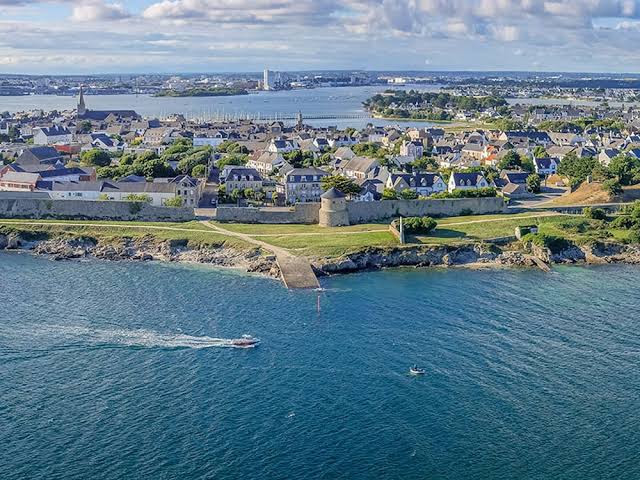 Larmor-Plage T4 Spacieux avec Terrasse, Ascenseur et Parking face à la Mer