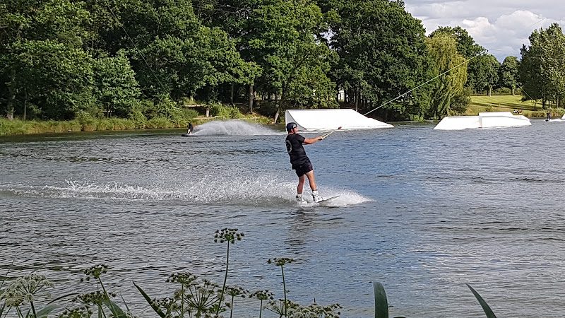 BZH Wakepark - téléski nautique et wakeboard à Jugon-les-Lacs — Jugon-les-Lacs