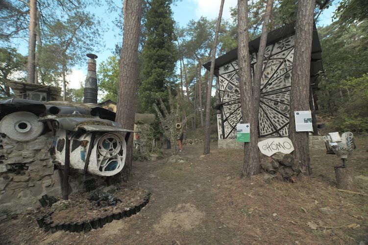 Village d’Art Préludien de Chomo - architectures d’art brut en forêt — Musées insolites & curiosités — Achères-la-Forêt