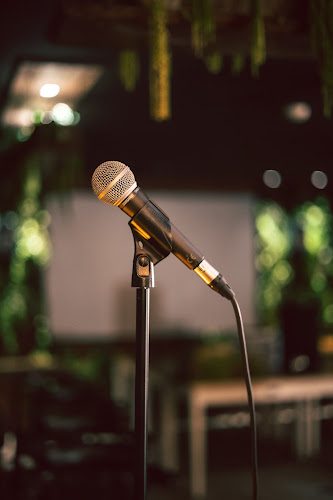 Kube Comedy Club — Stand-up, comedy clubs & spectacles d'humour — Paris