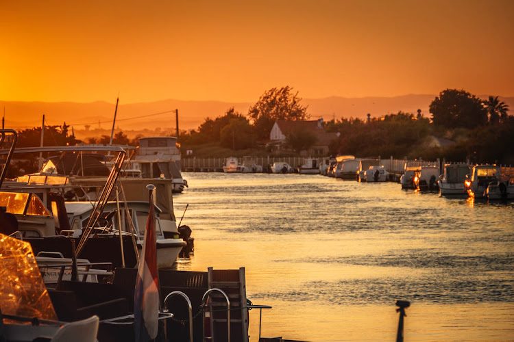 Les Canalous Carnon - bateau habitable sans permis en Camargue — Location de bateaux sans permis — Mauguio