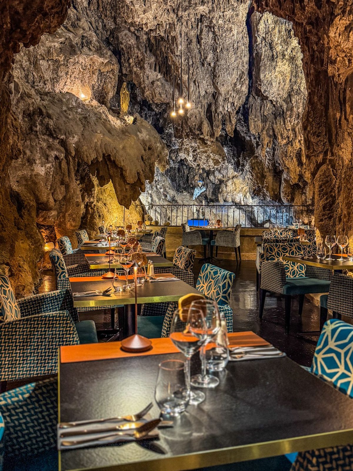 Restaurant La Grotte – Trans-en-Provence — Repas dans une grotte aménagée — Trans-en-Provence
