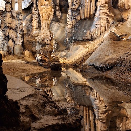Grotte de Limousis - sept salles et lustre géant d’aragonite près de Carcassonne