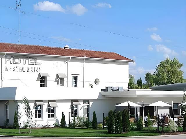 Dîners Nomades du Relais de Vincey – repas dans des lieux insolites — Dîners-spectacles et théâtre gastronomique — Vincey