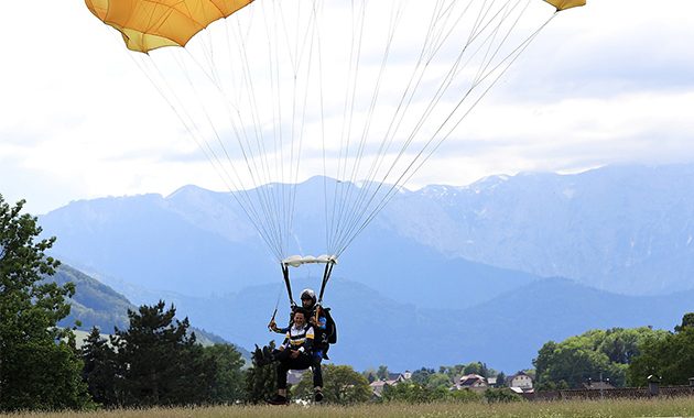 Air Mauss Parachutisme – Pau Pyrénées / Oloron-Herrère — Saut en Parachute - Tandem — Herrère