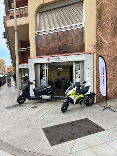 Frison Scooter Nice - louer un scooter électrique dans la ville - Balade en scooter électrique - Nice