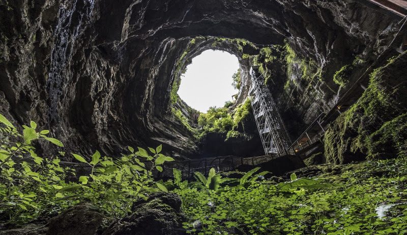 Gouffre de Padirac - descente à 103 m et rivière souterraine en barque — Visite de grottes & gouffres — Padirac
