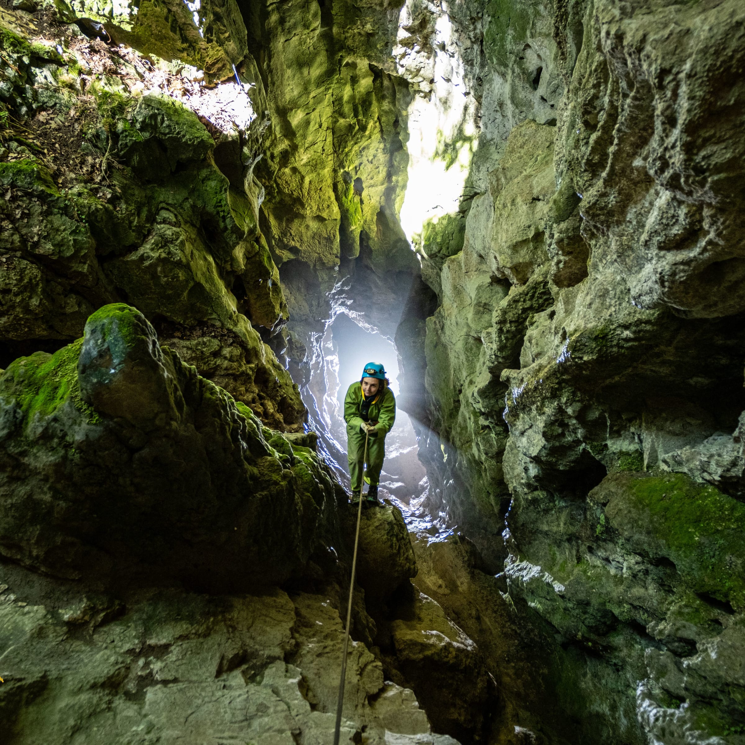 Spéléologie dans la Grotte des Deux-Avens