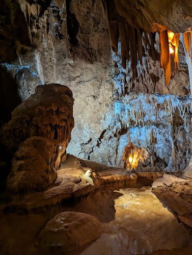 Grotte de la Madeleine - deux cavités, 65 m de descente et son et lumière en Ardèche — Visite de grottes & gouffres — Saint-Remèze