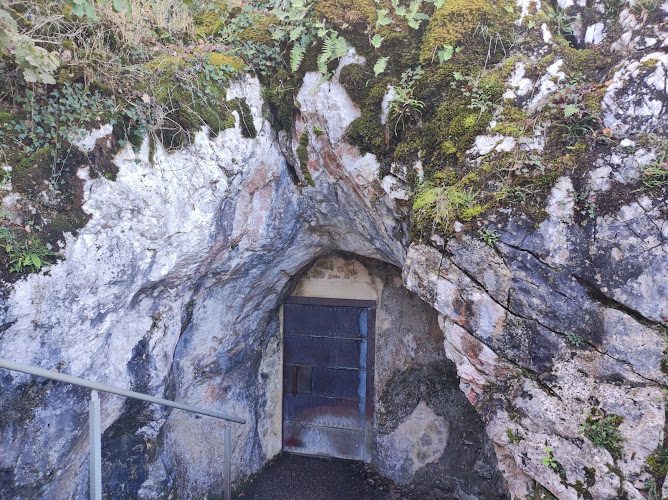 Grottes de Gargas - plus de 200 mains négatives vieilles de près de 30 000 ans — Aventignan