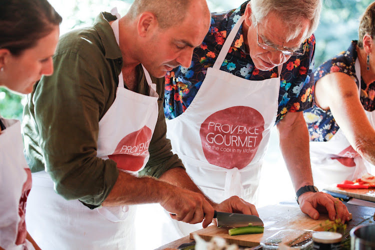 Journée Provence Gourmet : marché et cours de cuisine à Aix — Cours de Cuisine avec Chef Professionnel — Meyreuil