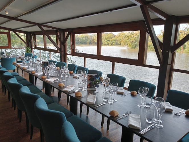 Le Donjon de Bois-Pouvreau – restaurant au bord de l’étang à Ménigoute — Restaurants avec vue — Ménigoute