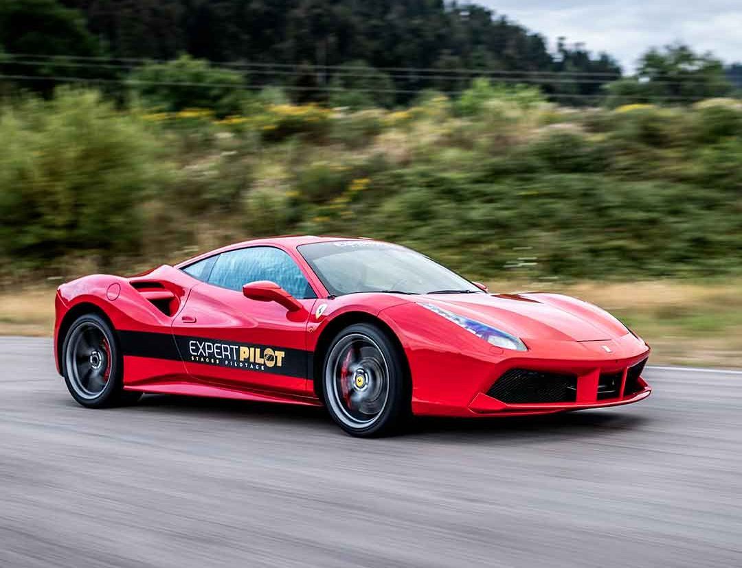 Balade en Ferrari sur route de montagne à Abondance — Balade en voiture de sport sur route — Abondance