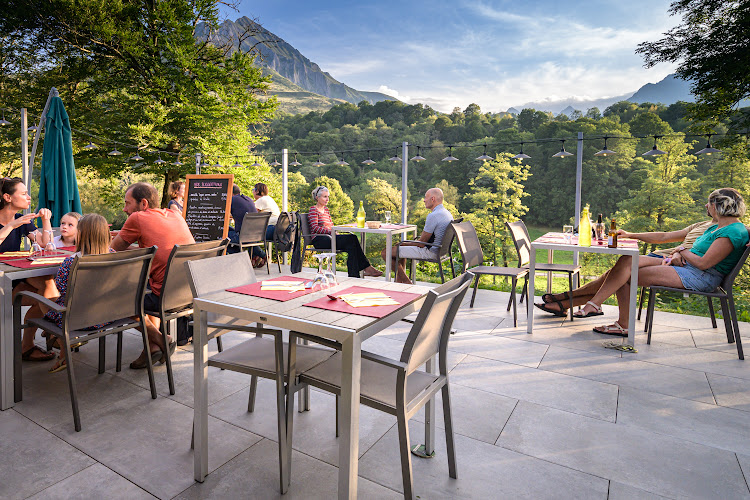 Le Pic de Pan – auberge avec terrasse au coucher du soleil — Restaurants avec vue — Arrens-Marsous