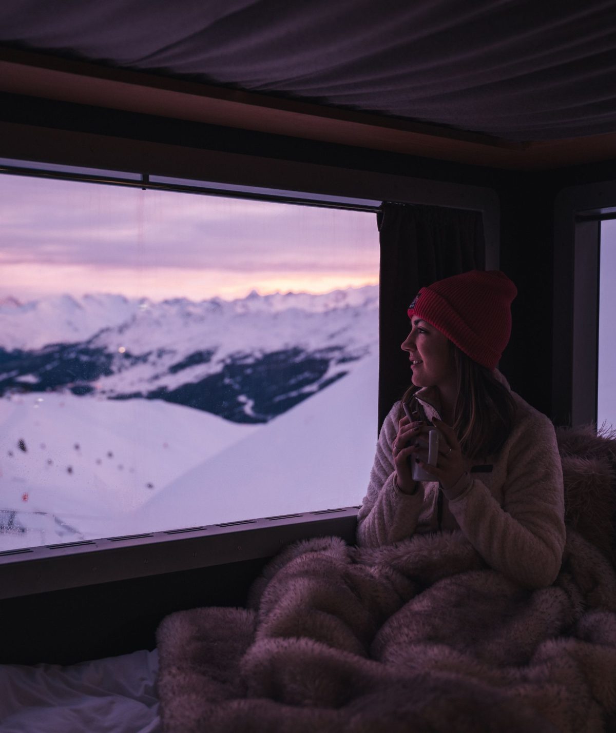 Over The Moon - Nuit dans une dameuse face au Mont-Blanc