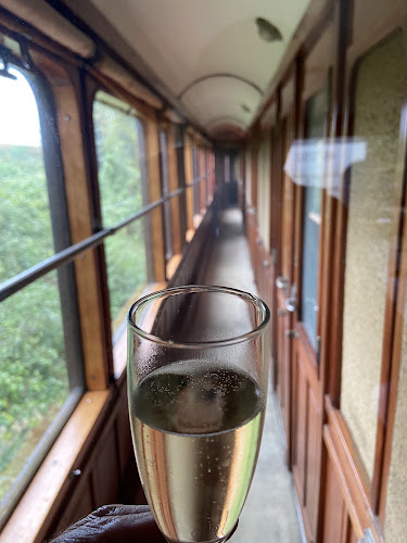 Déjeuner en voiture-restaurant Art déco – Train du Vermandois