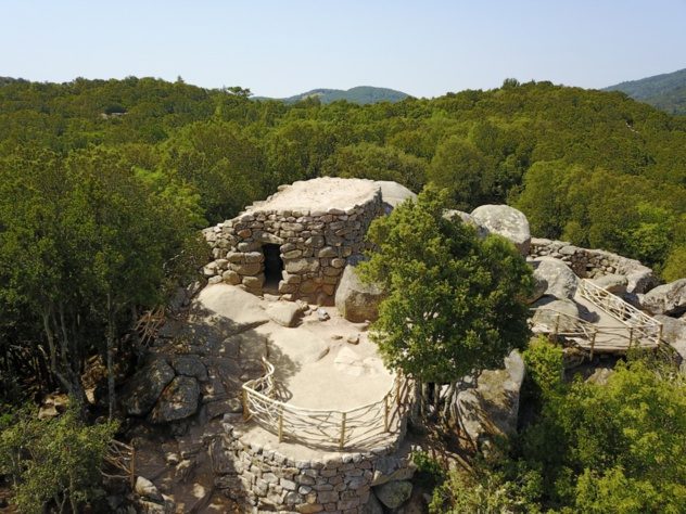 Cuccuruzzu-Capula - forteresse de l’âge du Bronze et château médiéval en Alta Rocca — Patrimoine — Levie