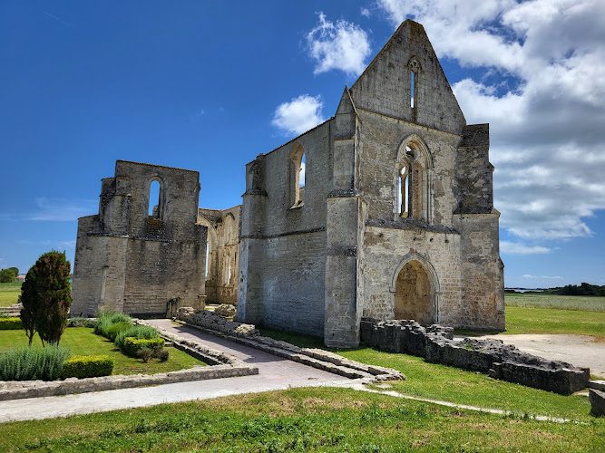 Abbaye des Châteliers - ruines cisterciennes en accès libre à La Flotte — Patrimoine — La Flotte