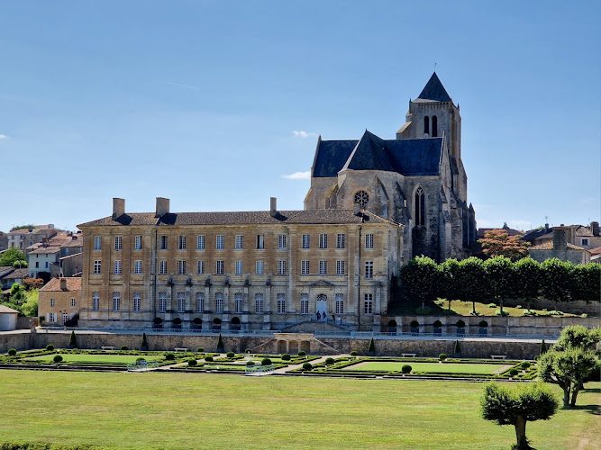 Abbaye Royale de Celles-sur-Belle — Patrimoine — Celles-sur-Belle