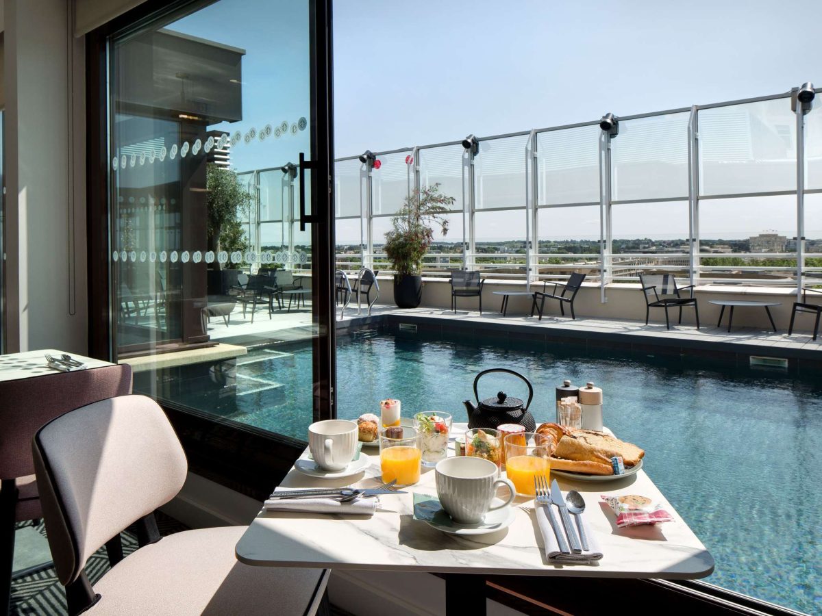 Hôtel Pullman Montpellier Centre — Bars sur les toits avec vue panoramique — Montpellier
