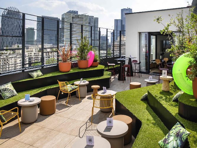 Le XII - rooftop du Mercure avec vue sur l’Arc de Triomphe — Bars sur les toits avec vue panoramique — Courbevoie
