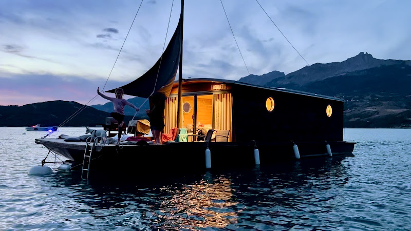 Les Toues Cabanées du Lac - Nuit flottante sur Serre-Ponçon — Hébergements flottants — Le Sauze-du-Lac