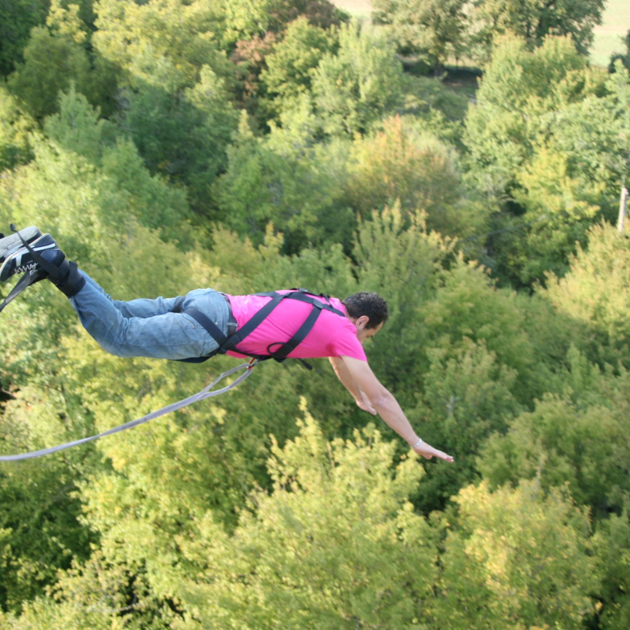 Saut à l'élastique depuis le Viaduc de Druyes