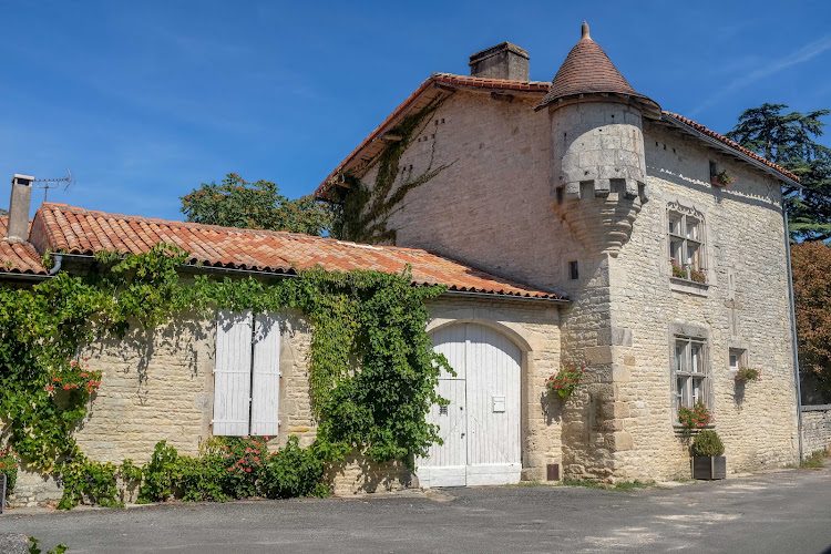 Maison du Patrimoine de Tusson - mégalithes du Ruffécois et jardin médiéval — Musées Historiques — Tusson