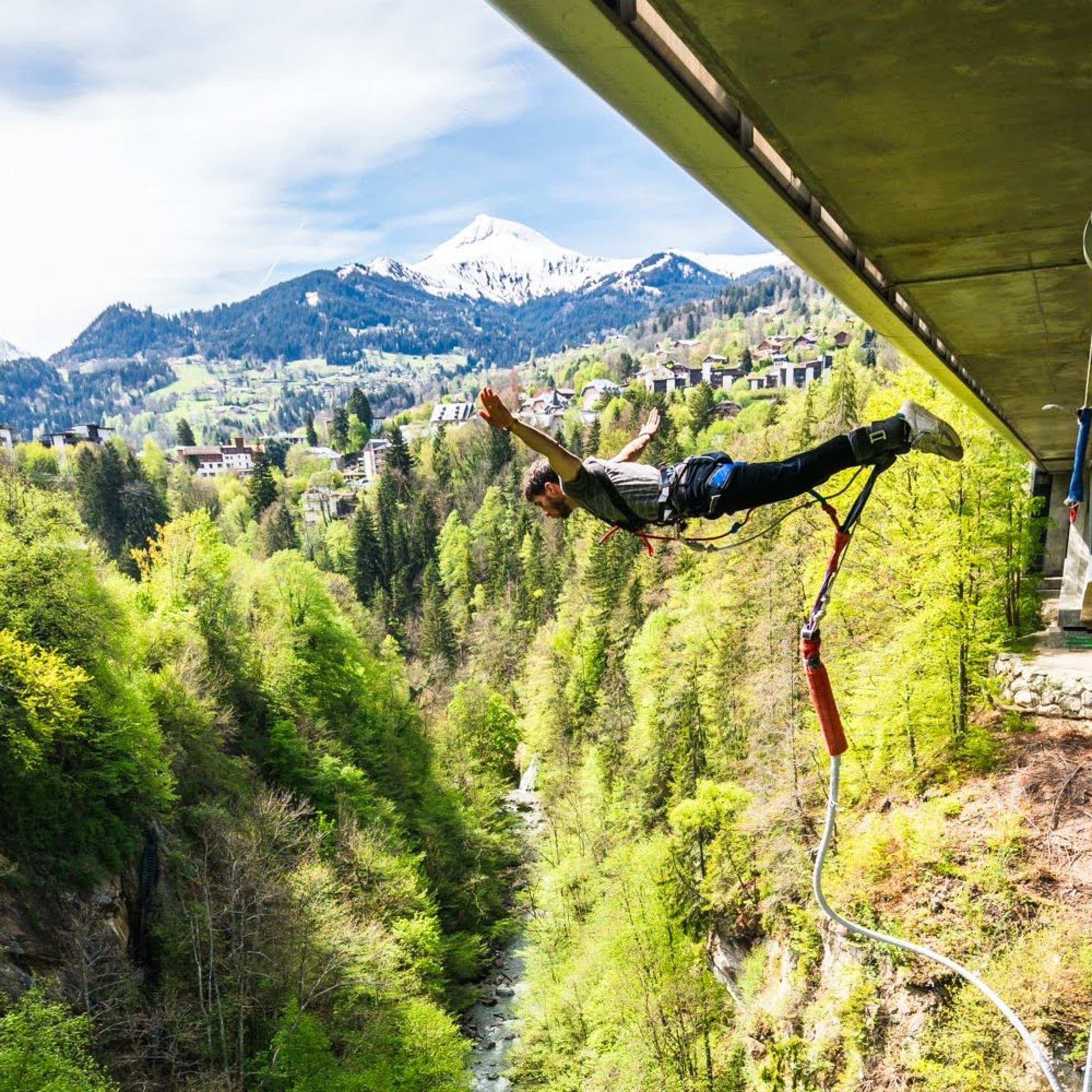 Saut à l'élastique face au Massif du Mont Blanc