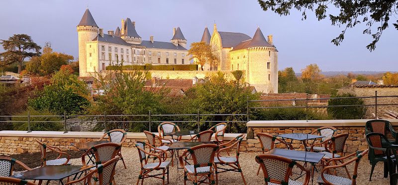 La Sénéchalerie - terrasse avec vue sur le château de Verteuil — Restaurants avec vue — Verteuil-sur-Charente
