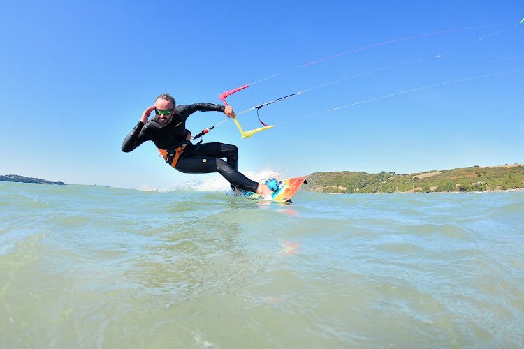 Kite's Cool école de kitesurf et wingfoil Bretagne , super école située en face du spot — Planche à voile, Wingfoil & Windsurf — Saint-Michel-en-Grève