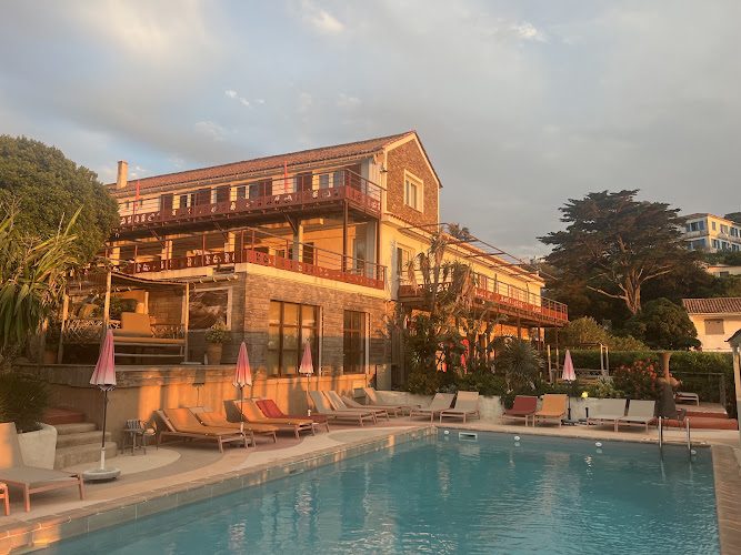 Héliotel - restaurant panoramique avec piscine naturiste sur l’île du Levant