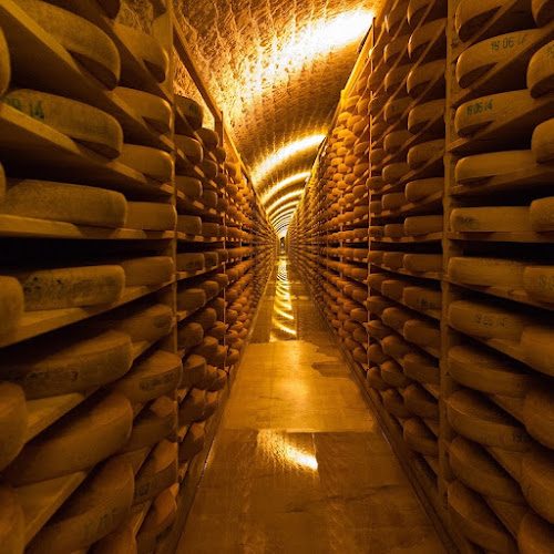 Fort des Rousses - visite des caves d’affinage du Comté Juraflore — Visite de fabrique gourmande & spécialités du terroir — Les Rousses