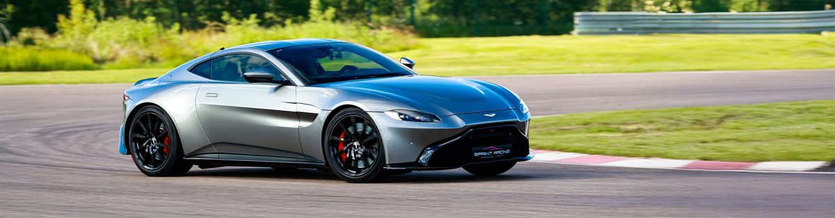 Stage pilotage Aston Martin V8 Vantage 2 Circuit de Magny-Cours — Stage de pilotage Ferrari, Lamborghini, Porsche, Aston Martin,... — Saint-Parize-le-Châtel