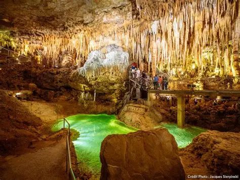 Gouffre de Proumeyssac - cathédrale de cristal et descente en nacelle — Visite de grottes & gouffres — Audrix