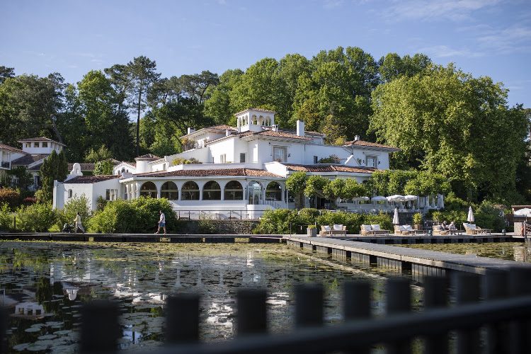 Brindos, Lac & Château - Nuit en lodge flottant — Hébergements flottants — Anglet