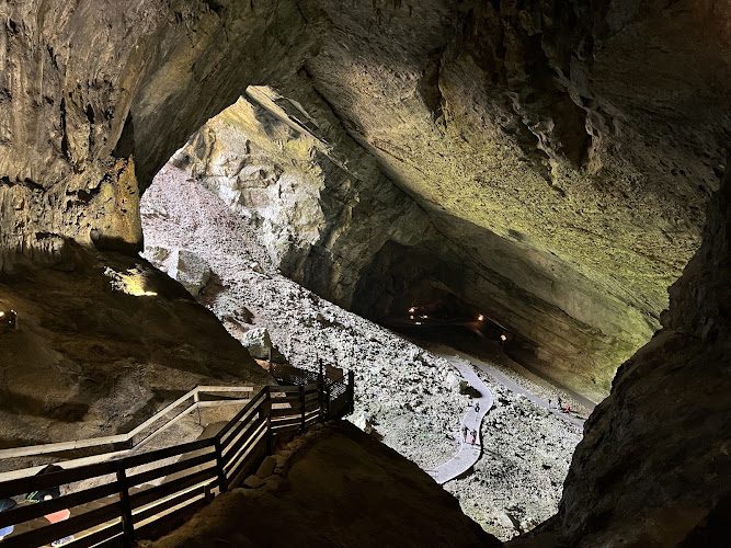 Grottes du Cerdon - ancienne rivière souterraine et belvédère sur les vignobles — Visite de grottes & gouffres — Labalme